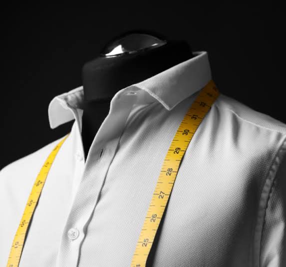Camisa a medida sobre maniquí con cinta métrica