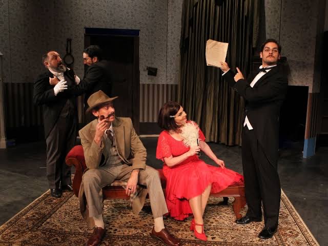 Elenco en escena con vestuario de época confeccionado a medida por Andrés Vargas