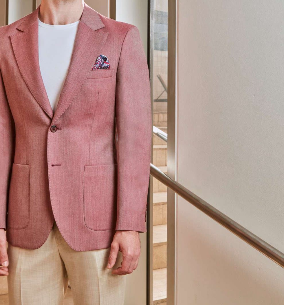 Blazer en tono claro confeccionado a medida