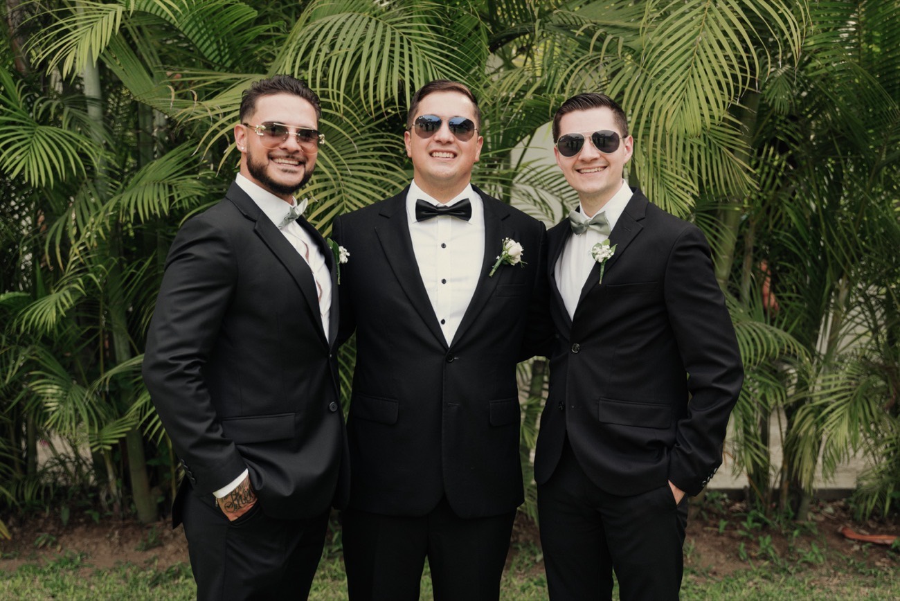Novio y padrinos con trajes a medida de Andrés Vargas