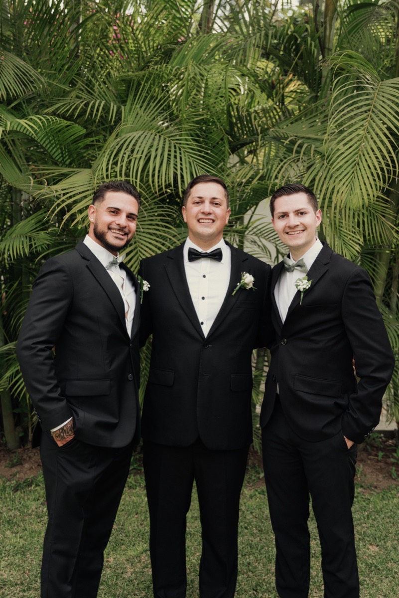 Novio y padrinos con trajes a medida